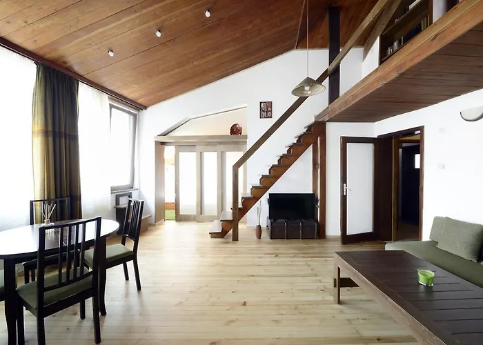 Artistic Penthouse アパート